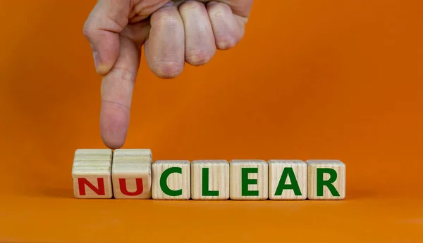 Nucleair Duidelijk Symbool Zakenman Verandert Een Kubus Verandert Het Woord — Stockfoto