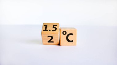 Küresel ısınmayı sınırlamanın sembolü. Küpü çevirdim ve '2 C' ifadesini '1.5 C' olarak değiştirdim, ya da tam tersi. Kavram. Güzel beyaz tablo, beyaz arkaplan, kopyalama alanı.