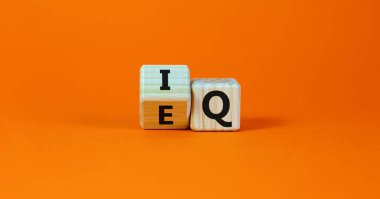 IQ ya da EQ sembolü. Küp oldu, kelimeleri IQ 'su değişti zeka seviyesi EQ' ya yükseldi, duygusal katsayısı arttı. Güzel turuncu arka plan. Duygusal ve zeka seviyesi kavramı. Boşluğu kopyala.