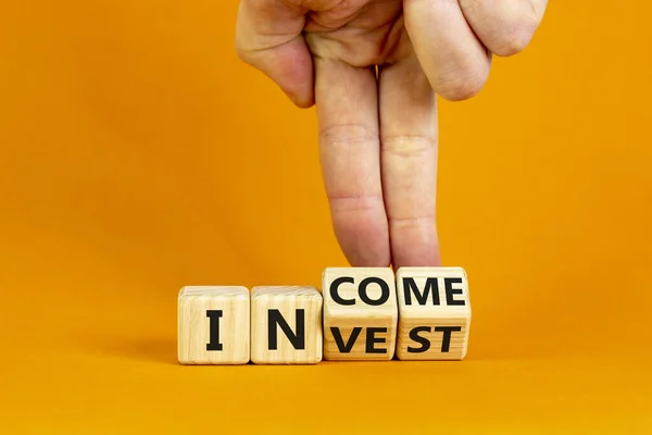 Yatırım Gelir Sembolü Şadamı Tahta Küplere Dönüşür Yatırım Kelimesini Gelir — Stok fotoğraf