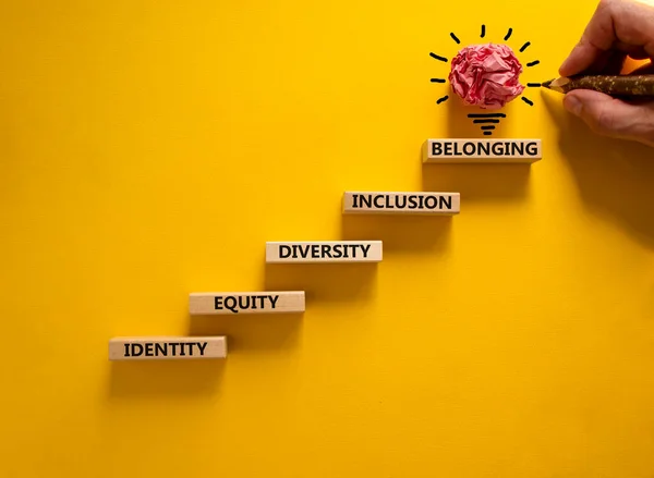 アイデンティティ 多様性 所属記号 単語のアイデンティティ 公平性 多様性 インクルージョンを持つ木製のブロックは 美しい黄色の背景に属します 帰属概念 — ストック写真