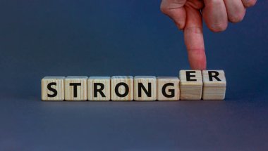 Güçlü ya da güçlü bir sembol. İşadamı tahta küplere dönüşür, 