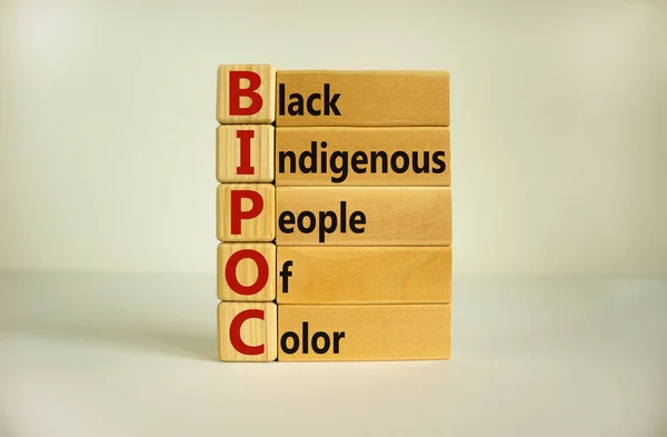 BIPOC sembolü. BIPOC kısaltması, siyah, yerli ve ahşap küplerdeki renkli insanlar. Güzel beyaz arka plan. Uzayı kopyala İş ve BIPOC, siyah, yerli ve renk kavramına sahip insanlar.