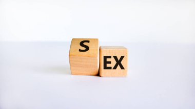 Eski sevgilinle seks sembolü. Küpü döndürdü ve 'eski' kelimesini 'seks' olarak değiştirdi. Güzel beyaz masa, beyaz arka plan. Eski moda psikoloji ve seks konsepti. Boşluğu kopyala.