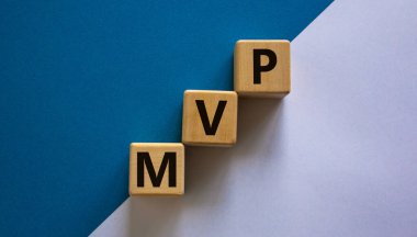 En değerli oyuncu, en az uygulanabilir ürün sembolü. En değerli oyuncu sözcüğüyle ahşap küpler, minimum kullanışlı ürün. Güzel beyaz ve mavi arka plan. İş ve MVP, minimum sürdürülebilir ürün konsepti, kopyalama alanı.