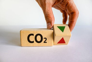 CO2 sembolü değiştirir. Küpler üzerinde 'CO2' kavramını güzel beyaz bir masa üzerinde, beyaz arkaplan. İşadamı eli. İş ve karbondioksit kavramı değişir. Boşluğu kopyala.