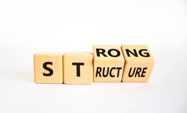Güçlü yapı sembolü. 'Güçlü yapı' kelimeleriyle tahta küplere dönüştü. Güzel beyaz arka plan, kopyalama alanı. İş ve güçlü yapı kavramı.