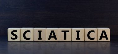 Siyatik sembolü. 'Siyatik' kelimeli tahta küpler. Güzel gri arkaplan. Tıbbi ve siyatik konsepti. Boşluğu kopyala.