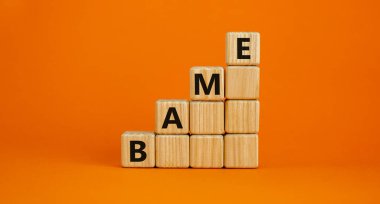 BAME sembolü. BAME kısaltması, siyah, Asyalı ve azınlık kökenli, tahta küplerde. Güzel turuncu arka plan. Uzayı kopyala İş ve BAME, siyah, Asyalı ve azınlık etnik konsepti.