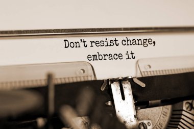 Sembolü değiştirme zamanı. Metin degisime karsi koyma, retro daktiloda yazilmis olani kucakla. İş ve konsepti değiştirme zamanı. Güzel arka plan. Uzayı kopyala Sepya etkisi.