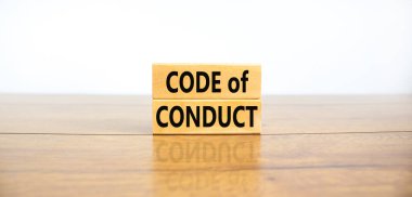 Davranış sembolü. Ahşap bloklardaki kavramsal kelimeler güzel bir tahta masa üzerinde, beyaz arka plan. İş ve davranış kuralları konsepti. Boşluğu kopyala.