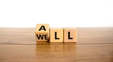 Her şey iyi bir sembol. Kelimelerle dolu küplere dönüştü. Güzel ahşap masa, beyaz arka plan, fotokopi alanı. İş, motivasyon ve her şey yolunda..