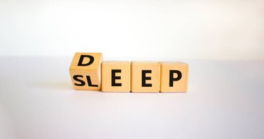 Derin uyku sembolü. Sözcüklerle ahşap bir küpü derin uykuya daldırdı. Güzel beyaz arka plan, kopyalama alanı. Sağlıklı yaşam tarzı, tıbbi ve derin uyku konsepti.