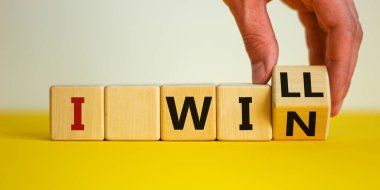 Sembolü kazanacağım. İş adamı küplere dönüşüyor ve kazanmak için kullanacağım kelimeleri değiştiriyor. Güzel sarı masa, beyaz arka plan, kopyalama alanı. İş, motivasyon ve ben konsepti kazanacağız..