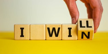 Sembolü kazanacağım. İş adamı küplere dönüşüyor ve kazanmak için kullanacağım kelimeleri değiştiriyor. Güzel sarı masa, beyaz arka plan, kopyalama alanı. İş, motivasyon ve ben konsepti kazanacağız..