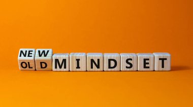 Yeni vs eski zihniyet sembolü. Tahta küplere dönüştü ve kelimeleri 