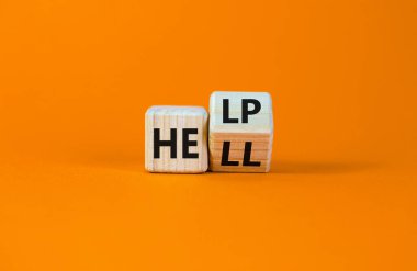 Cehennem ya da yardım sembolü. Tahta bir küp yaptı ve 'cehennem' kelimesini 'yardım' olarak değiştirdi. İş, psikoloji ve cehennem ya da yardım kavramı. Güzel turuncu arkaplan, kopyalama alanı.