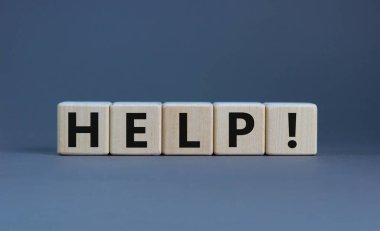 Destek ve yardım sembolü. Tahta küplerde 