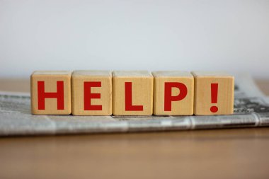 Destek ve yardım sembolü. Tahta küplerde 