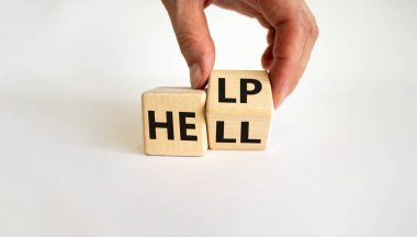 Cehennem ya da yardım sembolü. İş adamı küpü çevirir ve 