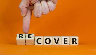 Sembolü kurtarma zamanı. İş adamı ahşap küplere dönüşür ve 