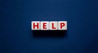 Destek ve yardım sembolü. Tahta küplerde 