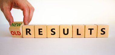 Yeni ve eski sonuçlar sembolü. İşadamı ahşap küpü değiştirip 