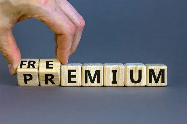 Prémium Vagy Freemium Szimbólum Üzletember Kockákat Forgat Megváltoztatja Prémium Szót — Stock Fotó