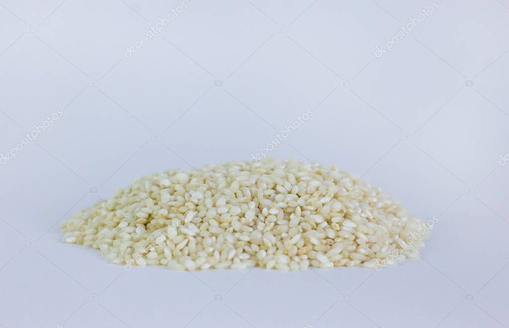 Arroz arborio sin cocer. Arroz Risotto sobre fondo blanco. Montón de