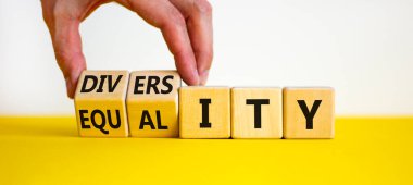 Çeşitlilik ve eşitlik sembolü. İşadamı ahşap küpleri değiştiriyor, 'eşitlik' kelimesini 'çeşitliliğe' dönüştürüyor. Güzel beyaz arka plan. İş, çeşitlilik ve eşitlik kavramı. Boşluğu kopyala.