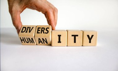 Çeşitlilik ve insanlık sembolü. İş adamı ahşap küpleri değiştirip 