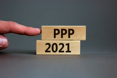 PPP, 2021 maaş koruma programı sembolü. Kelime kavramları PPP, maaş koruma programı 2021 güzel gri arkaplanlarda tahta bloklar. İşadamı eli. İş, PPP 2021 konsepti.