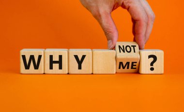 Neden benim sembolüm değil? İş adamı küpü çevirir ve neden ben diye sorar. Güzel turuncu arka plan. İş ve neden benim konseptim olmasın. Boşluğu kopyala.