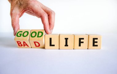 Yeni bir başlangıç için iyi bir yaşam konsepti, yeni yıl çözünürlüğü, diyet ve sağlıklı yaşam tarzı. İş adamı küpleri değiştirip 