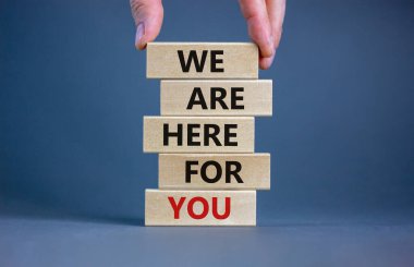 Başarı temeli konsepti. Erkekler ahşap kütüklerin üzerine ahşap bloklar koyarlar. 