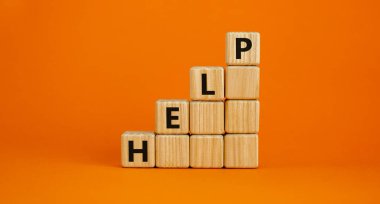 Destek ve yardım sembolü. Tahta küplerden piramit, üzerinde 