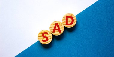 Hüzünlü, sosyal kaygı bozukluğu sembolü. Sözcükleri kavramsallaştır, sosyal kaygı bozukluğu güzel beyaz bir arka planda daireler çiziyor. Tıbbi, psikolojik ve SAD, sosyal anksiyete bozukluğu kavramı. Boşluğu kopyala.