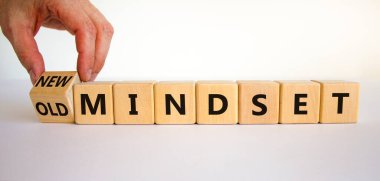 Yeni vs eski zihniyet sembolü. İş adamı ahşap küpü değiştiriyor ve 'eski zihniyet' kelimesini 'yeni zihniyet' olarak değiştiriyor. Güzel beyaz arka plan. İş, yeni ya da eski düşünce tarzı. Boşluğu kopyala.