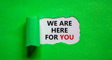 Destek sembolü. Yırtık yeşil kağıdın arkasında 