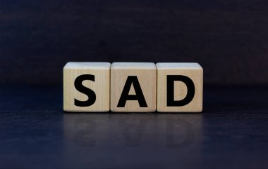 Hüzünlü, sosyal kaygı bozukluğu sembolü. Gri arkaplandaki küplerdeki 