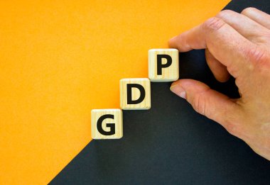 GSYİH, iyi dağıtım uygulama sembolü. 'GSYİH, güzel siyah arkaplandaki küplerde iyi dağıtım pratiği' kavramını ele alalım. İş ve GSYİH, iyi dağıtım pratiği konsepti. Boşluğu kopyala.