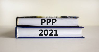 PPP, 2021 maaş koruma programı sembolü. PPP kavramları, 2021 maaş çeki koruma programı güzel beyaz bir arkaplan üzerine kitaplar. İş, PPP maaş çeki koruma programı 2021 konsepti.