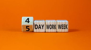 4 ya da 5 günlük iş sembolü. Küpü çevirdim ve 'haftanın 5 günü iş' kelimesini 'haftanın 4 günü' olarak değiştirdim. Güzel turuncu arka plan. Uzayı kopyala İş ve haftada 4-5 gün çalışma kavramı.