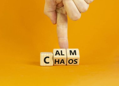 Kaosu durdur, sakinleşme zamanı. İş adamı ahşap küplere dönüşür ve 