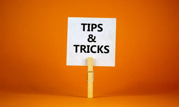 Tips Och Tricks Symbol Vitt Papper Trä Klädnypa Ord Tips — Stockfoto