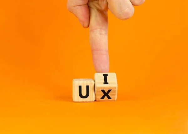 Ux设计或Ui设计 商人打开一个立方体 Ux用户体验 Ui用户界面 漂亮的橙色背景 Business Concept 复制空间 — 图库照片