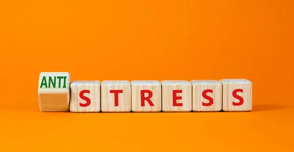 抗压与抗压的象征 转动立方体 并将单词Stress改为Anti Stress 漂亮的橙色桌子橙色背景医疗 抗压与压力的概念 复制空间 — 图库照片