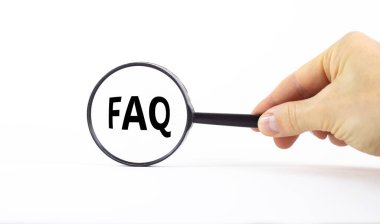 SSS, sıklıkla sorulan soru sembolü. 'FAQS' sözcüğüyle büyüteç, güzel beyaz arka planda sıklıkla sorulan sorular. İş, sıklıkla sorulan soru kavramı, kopyalama alanı.
