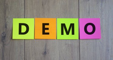 Demo sembolü. Renkli kağıtlarda güzel bir ahşap arka planda 