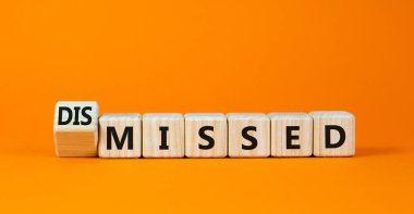 Kayıp ya da yok sayılan sembol. Küpü çevirdim ve 'kaçırdınız' kelimesini 'kovuldunuz' olarak değiştirdim. Güzel turuncu arkaplan, kopyalama alanı. İş, gözden kaçırılan veya çıkarılan kavram.